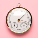 Thermostat auf einfarbigem Hintergrund