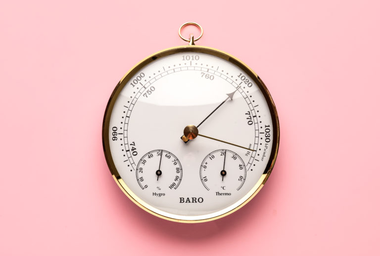 Thermostat auf einfarbigem Hintergrund