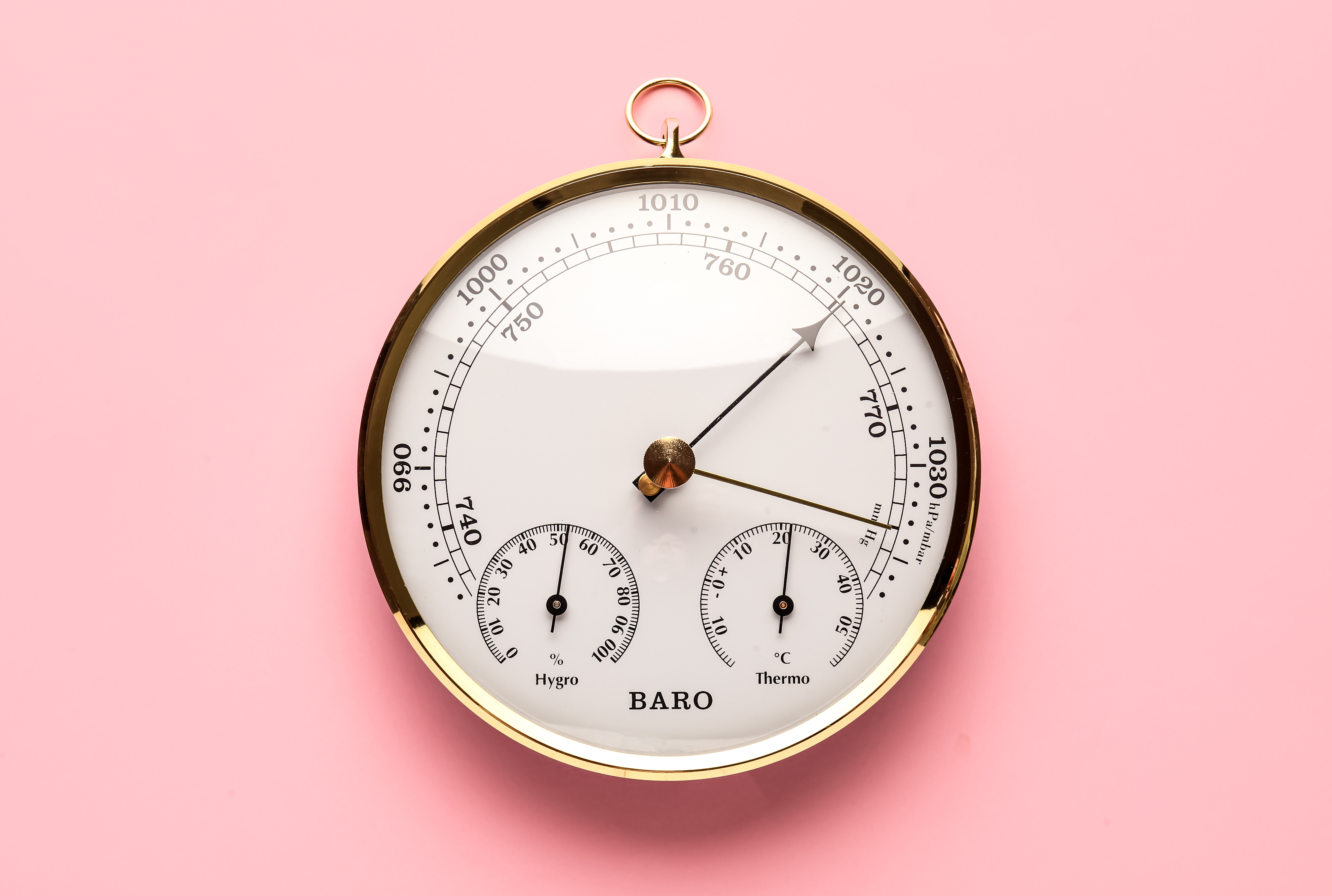 Thermostat auf einfarbigem Hintergrund