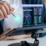 Ein Tablet mit Smarthome-Automatisierungshologramm ist vor einer Person platziert. Die Person hat einen Bedienungsstift in der Hand.