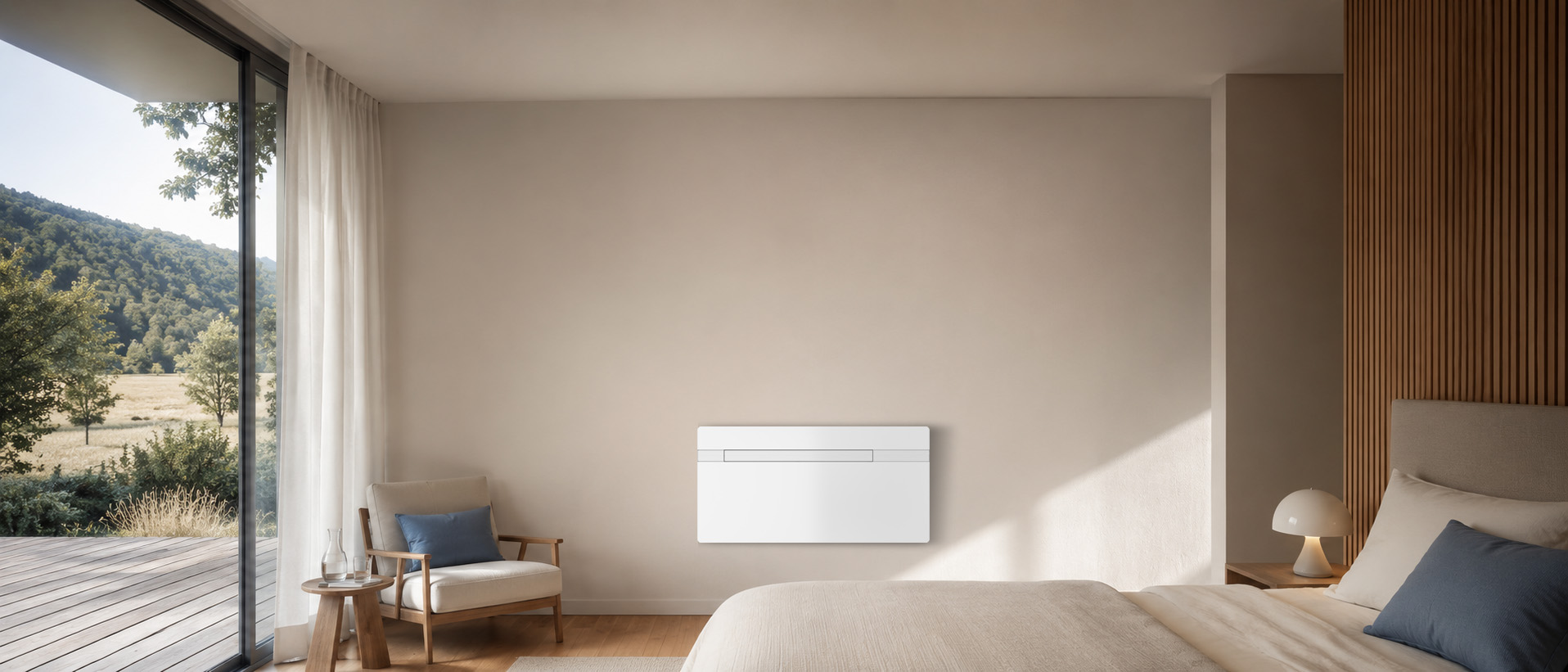 Olimpia Splendid Unico Evo F16 HP PVA an der Wand eines hellen Wohnraums, Ger&auml;t links, Blick in den Garten